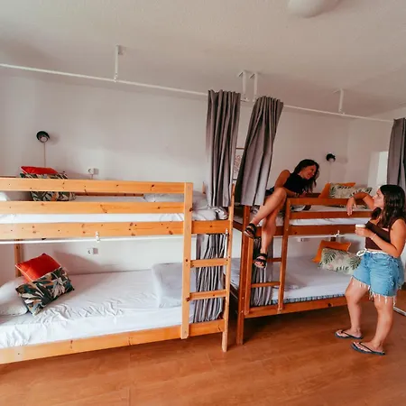 Ocean Nomads Hostel *